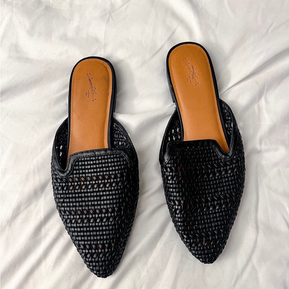 Universal thread Black mules